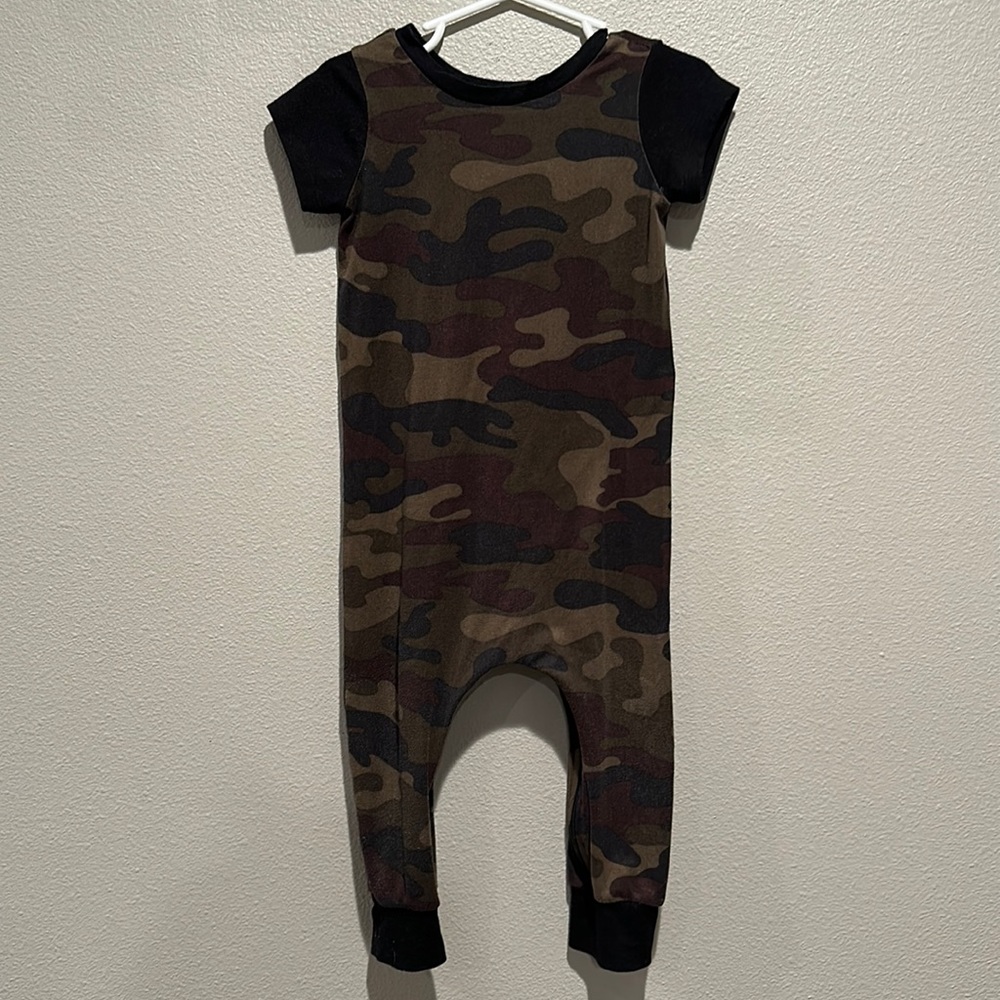 Zipease short sleeve camo romper size: 12-18 months